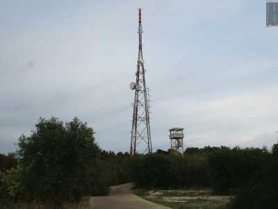 Anche se a contrastare con la bellezza della natura incontaminata, ecco spuntare una torretta di avvistamento e l�alta antenna della Rai